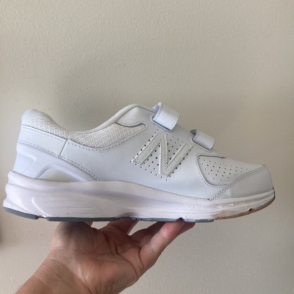Newer New Balance Leather all white walking shoes *Repaired* Sz 11 - Picture 11 of 11